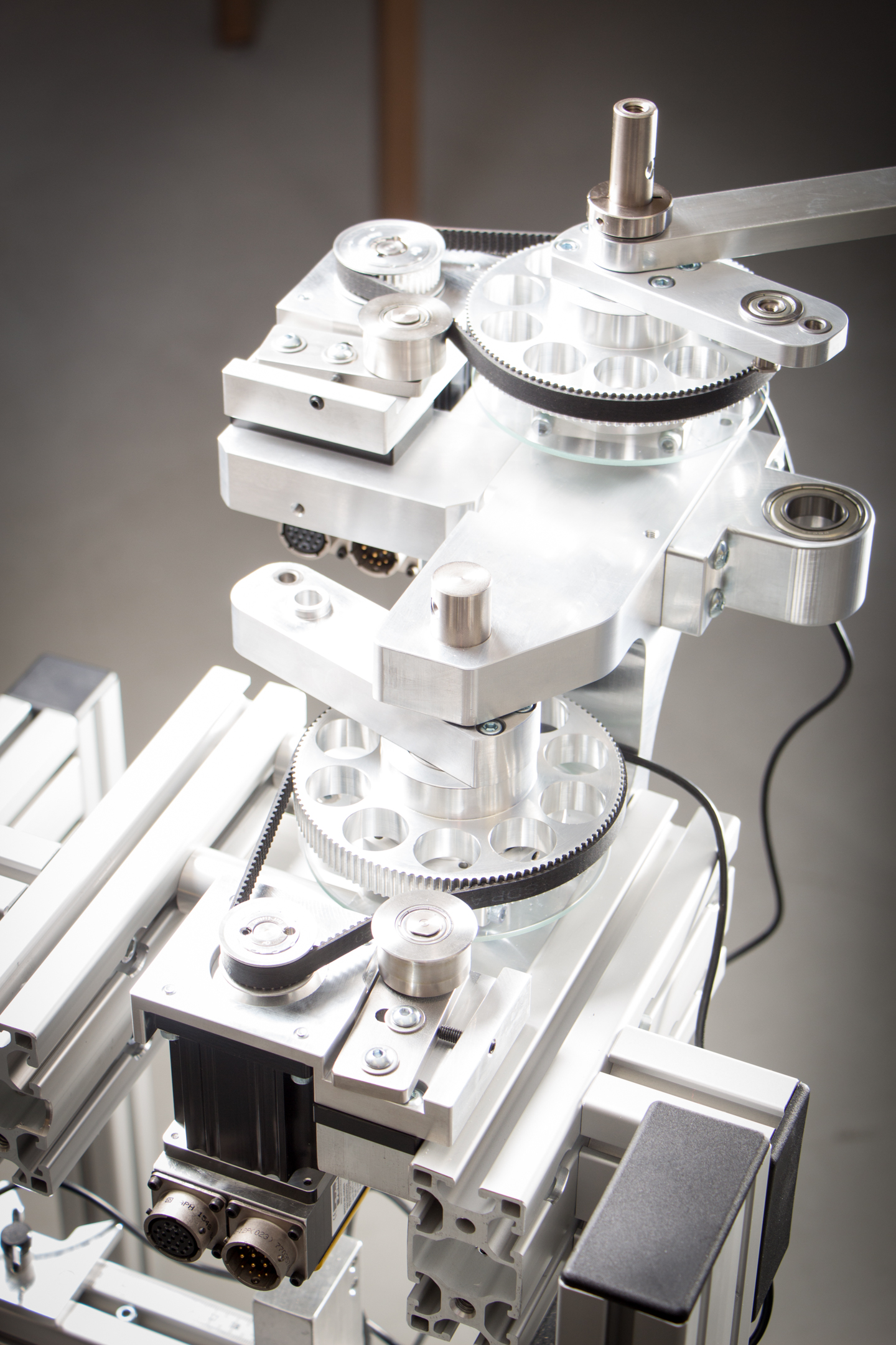 Exoskeleton robot with lightening holes